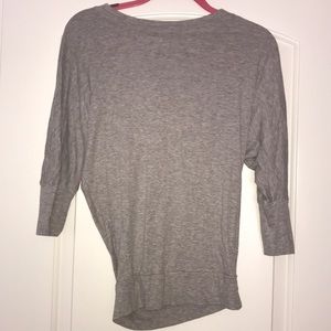 A quarter sleeve length shirt